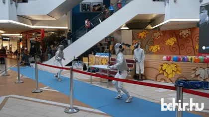 A város legnagyobb bevásárlóközpontjában népszerűsítették a vívást